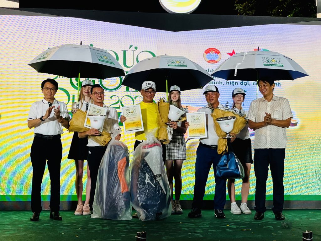 Ông Trần Việt Anh, Chủ tịch Hội Doanh nghiệp TP. Thủ Đức, Tổng giám đốc Công ty CP XNK Nam Thái Sơn trao giải thưởng cho các Golfer.